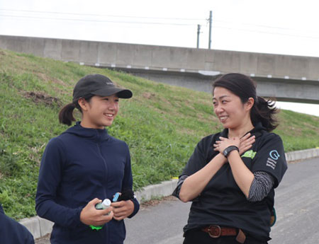 部員と話す様子